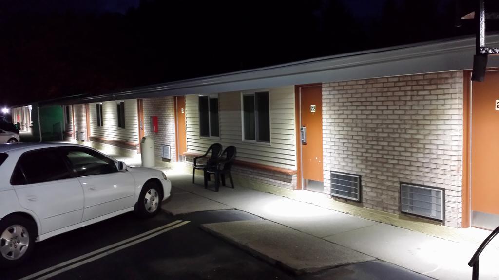 Budget Inn Fairport Bagian luar foto