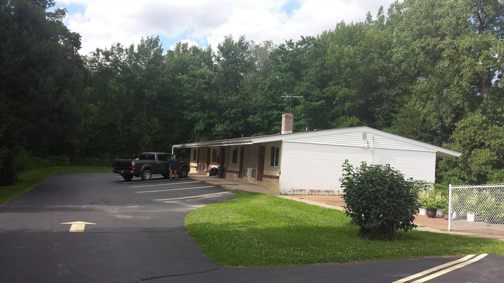 Budget Inn Fairport Bagian luar foto