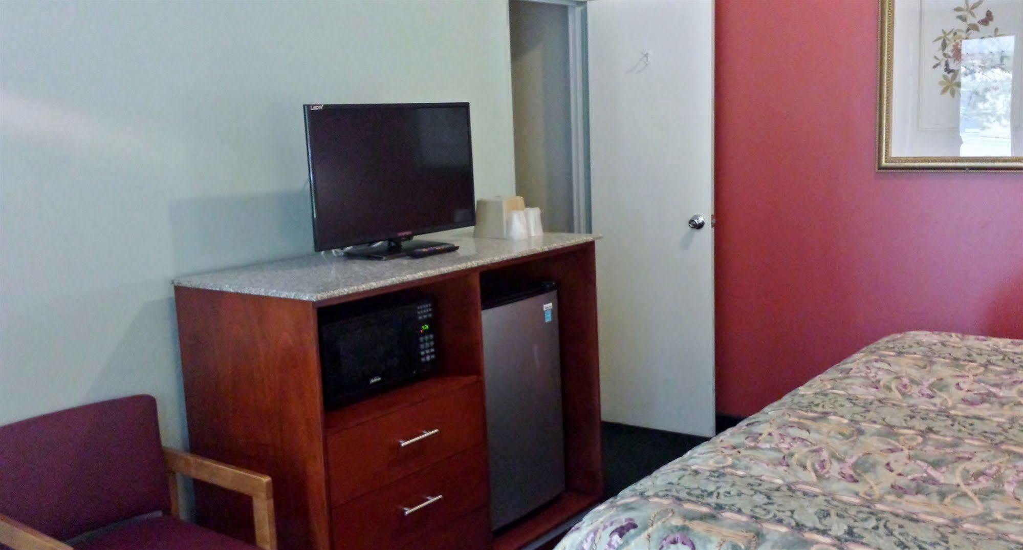 Budget Inn Fairport Bagian luar foto