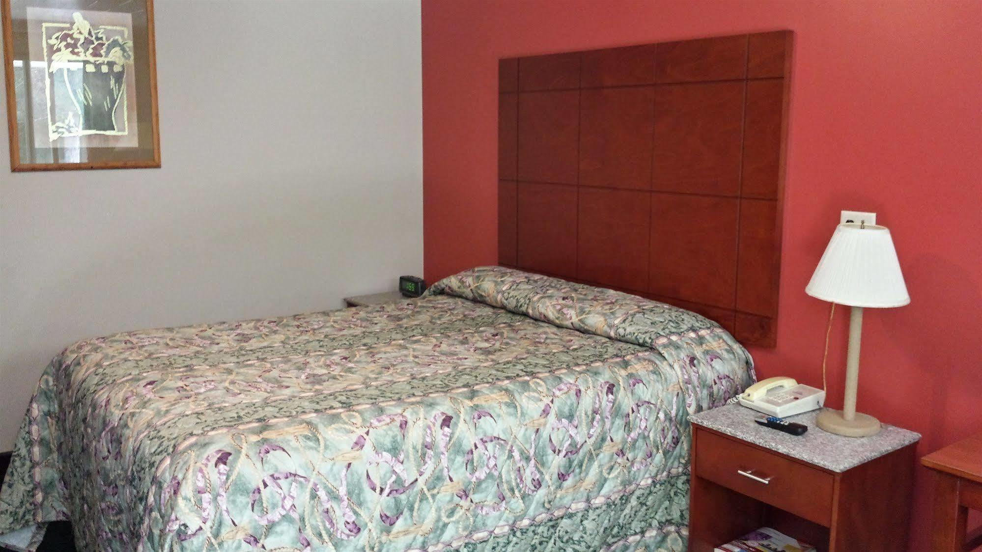 Budget Inn Fairport Bagian luar foto