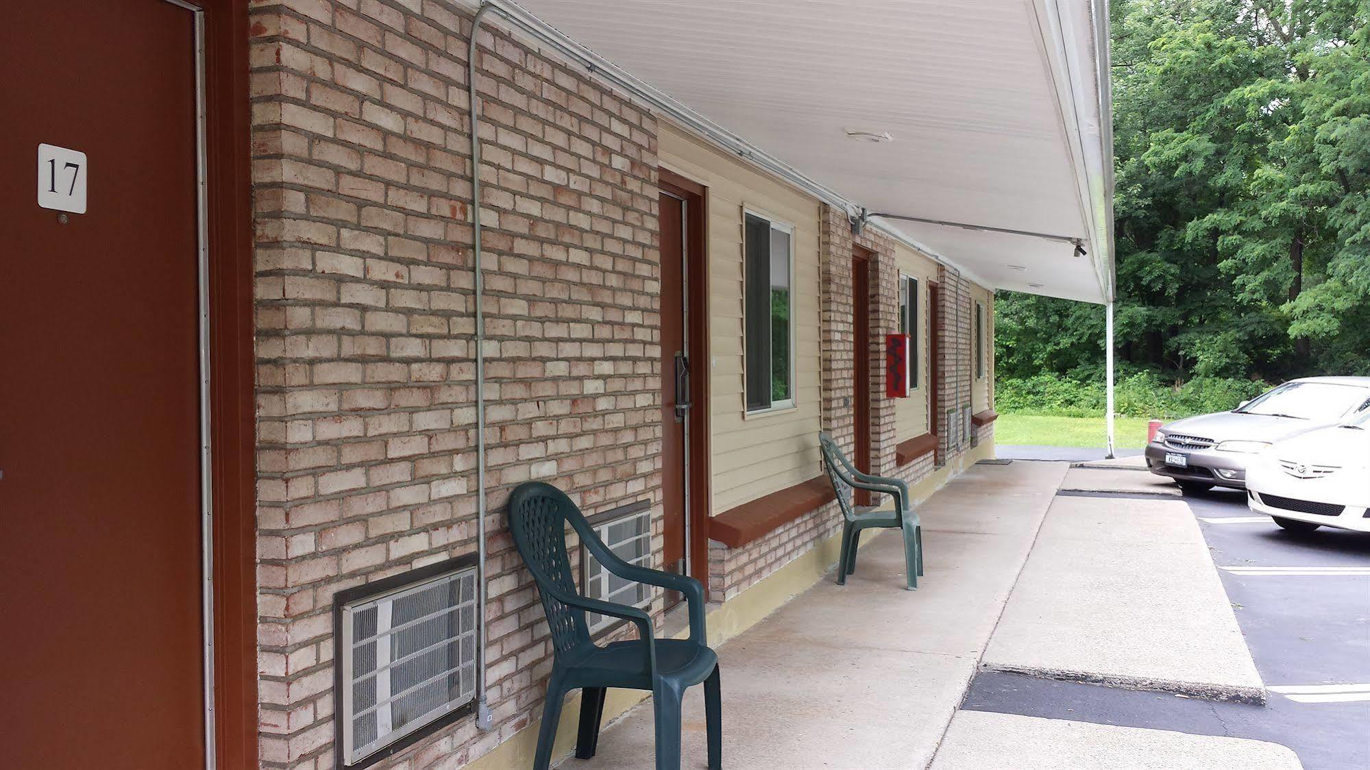 Budget Inn Fairport Bagian luar foto