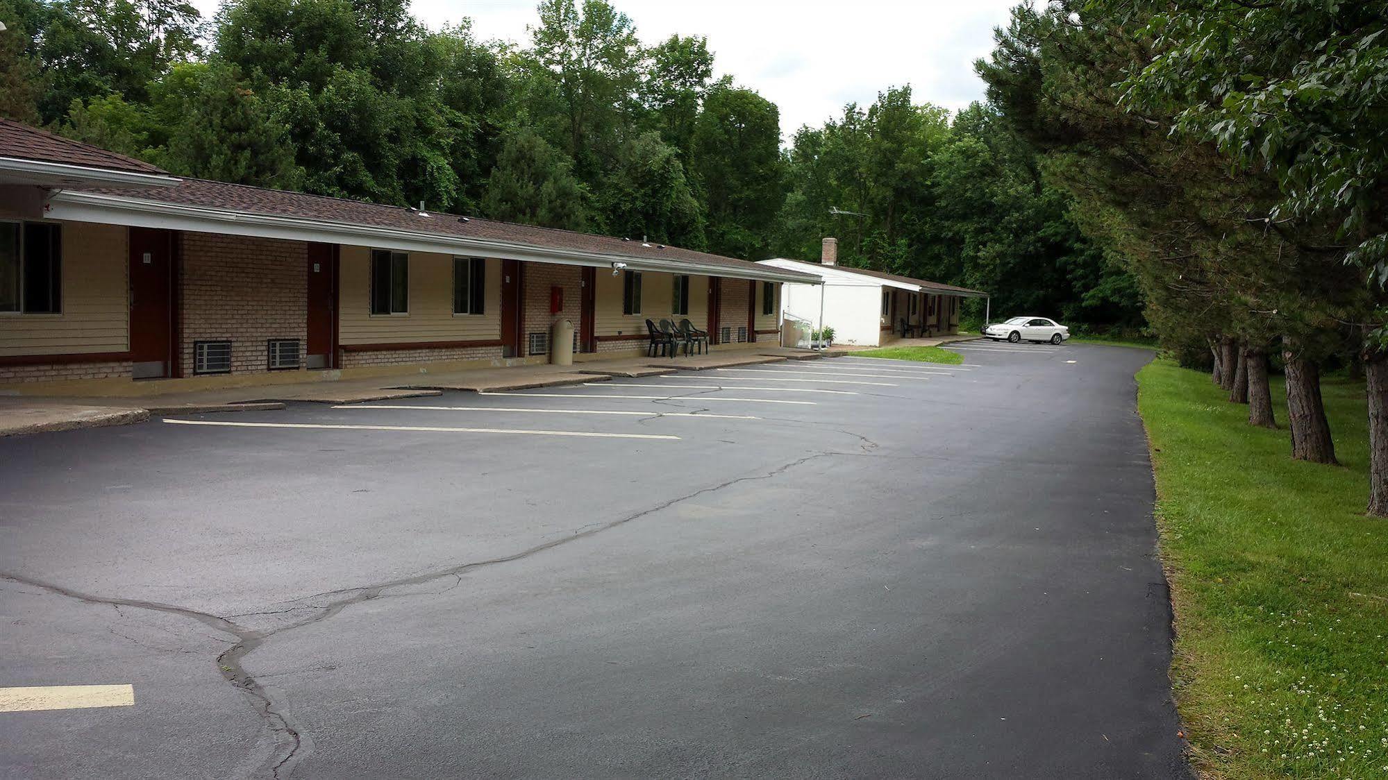 Budget Inn Fairport Bagian luar foto